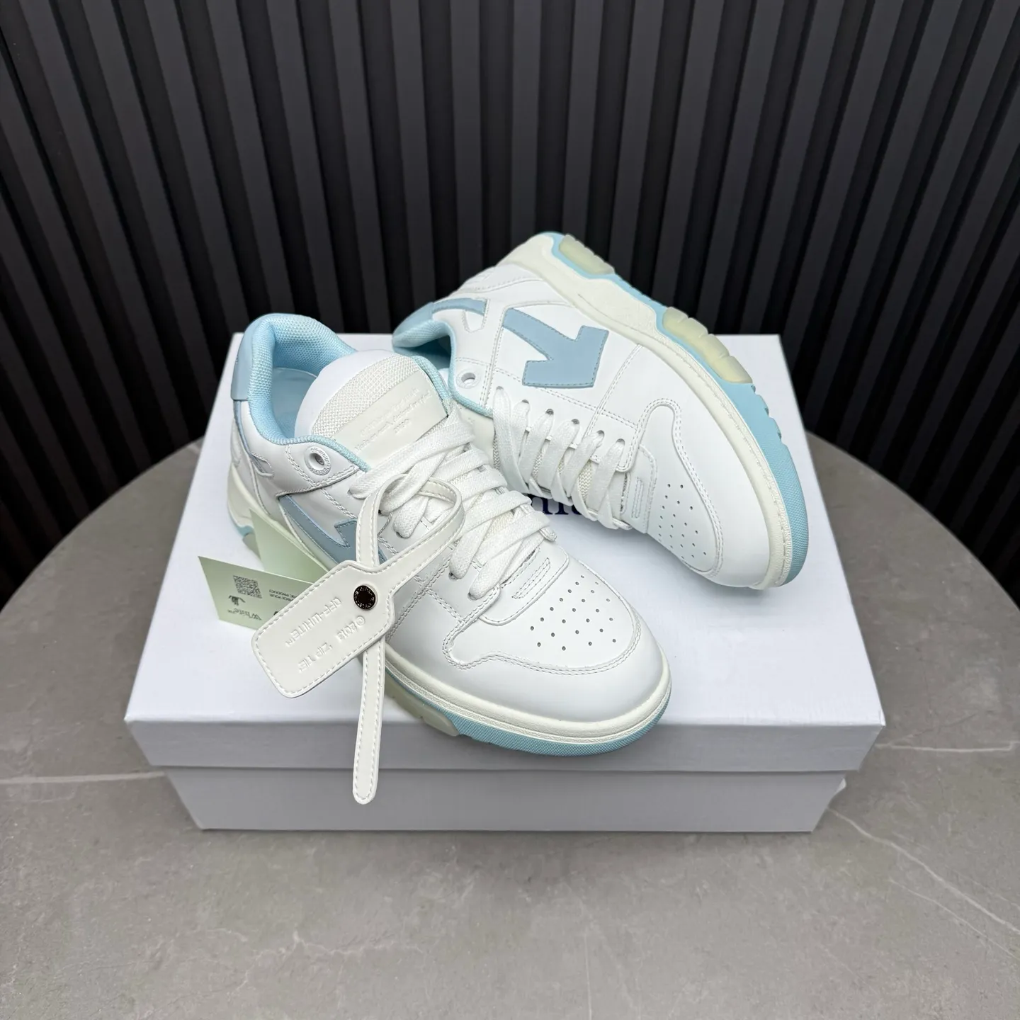 【off- white】P: 620💰Couple model👫, Size: 35-44 (Customized for men 38.45.46) High-quality version👊 "Out of office" series original molding, original lasting, production process 1:1 Original ➰OFF GRAY WHITE OW ➰ First-layer cowhide Imported skin-friendly and environmentally friendly polyester mesh Original molding high elastic and environmentally friendly molding pad Made with the original lasting process. The original molded rubber outsole (never yellows and deforms) has a super correct shape, bright color and strong three-dimensional effect👍. Packaging💯Full set of packaging synchronized with the official website (branded paper, certificate of quality, branded cloth bag)